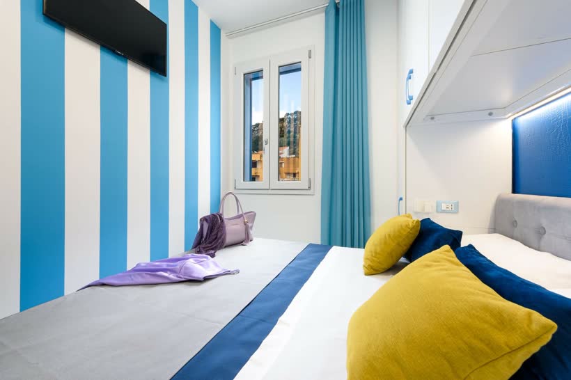 Appartamento con piscina al mare con parcheggio