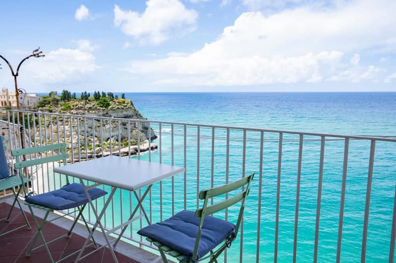 Meravigliosa casa in centro a strapiombo sul mare